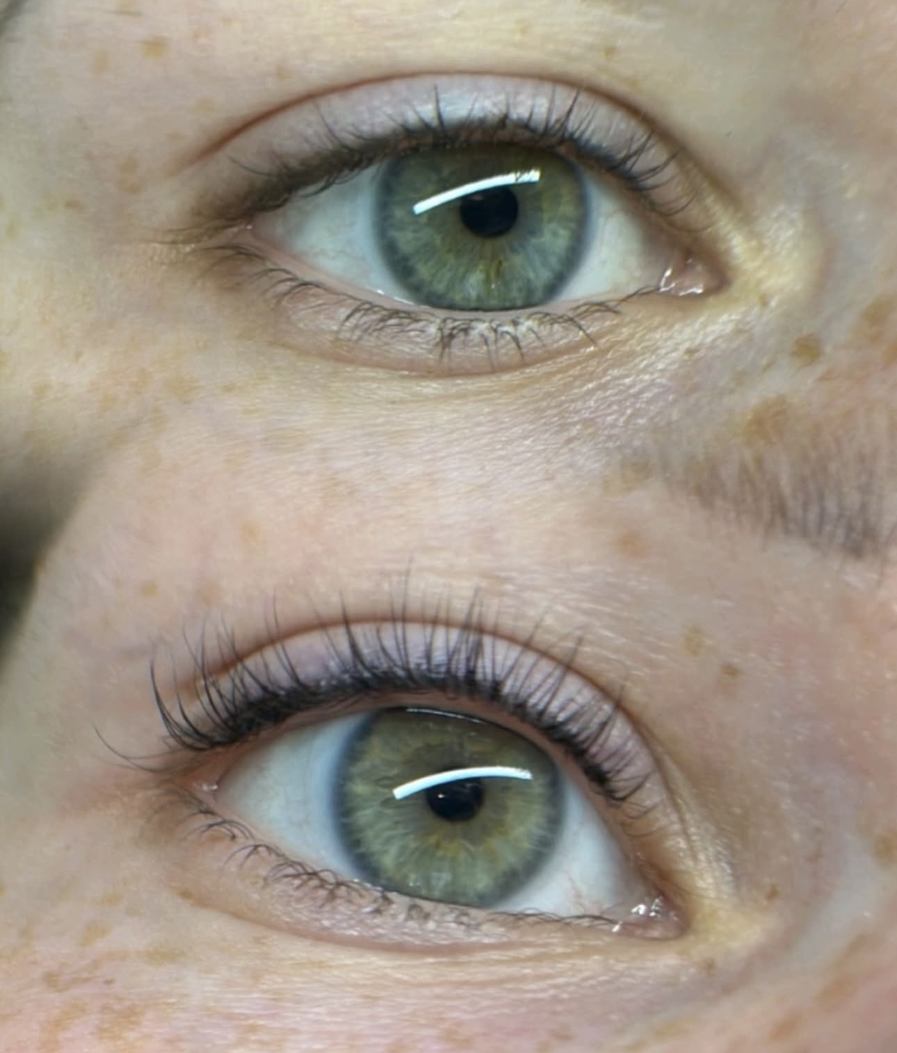Twee close-ups van een groen oog: de wimpers zonder en met lashlift