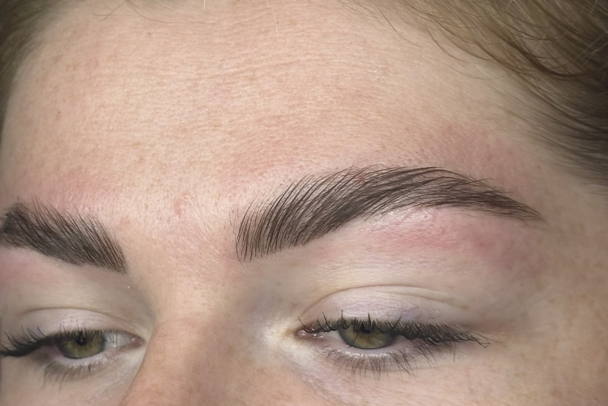 Close-up van net gestylede wenkbrauwen bij een klant van IC Beauty