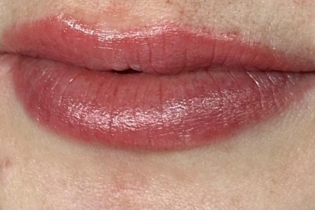 Dezelfde lippen na de lippigmentatie, met een frisse rode kleur