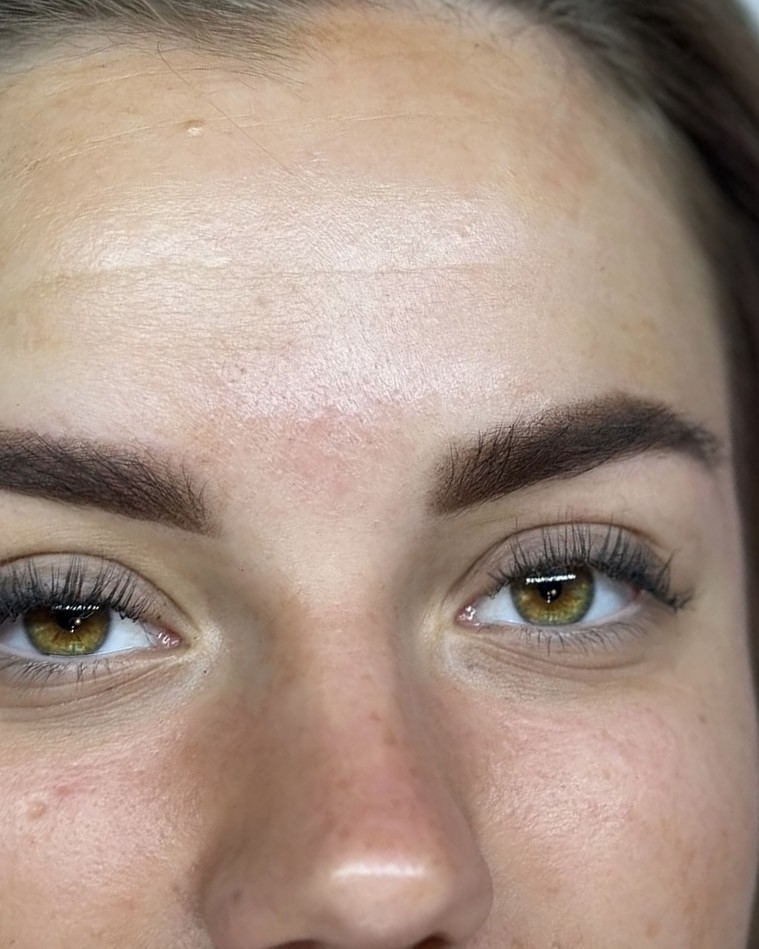 Strak gevormde, volle wenkbrauwen en gekrulde wimpers na een behandeling bij IC Beauty